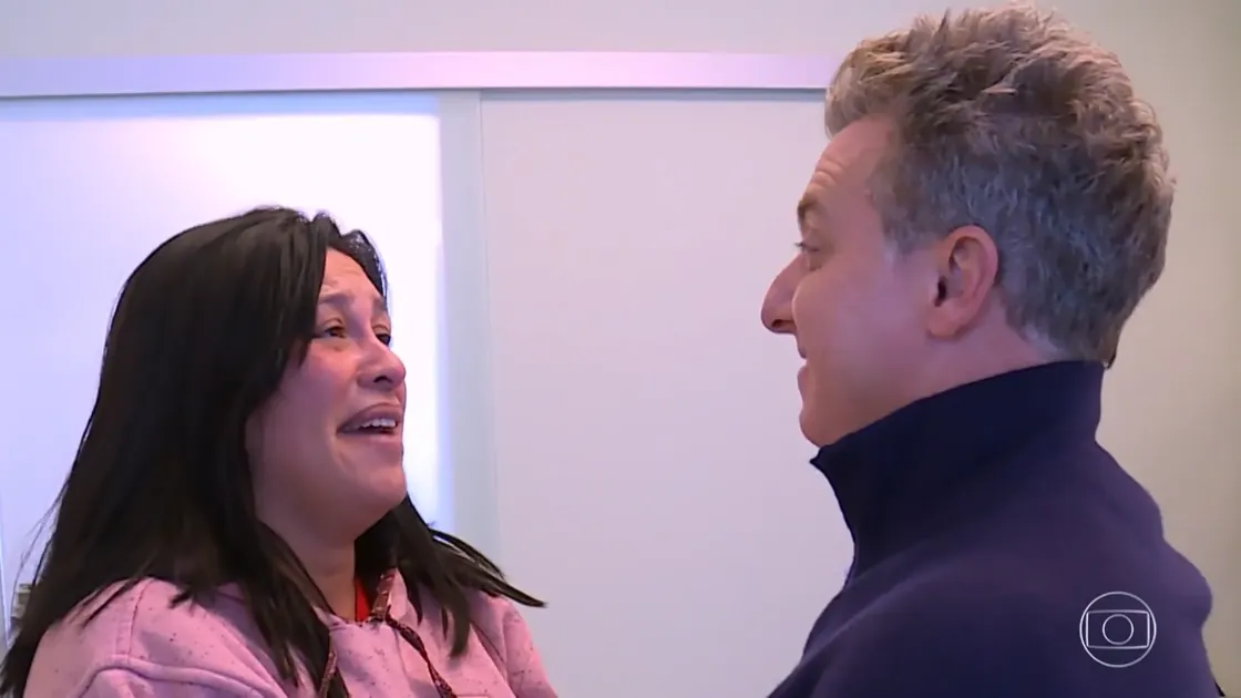 Tia Edi emocionada ao ser surpreendida por Luciano Huck.